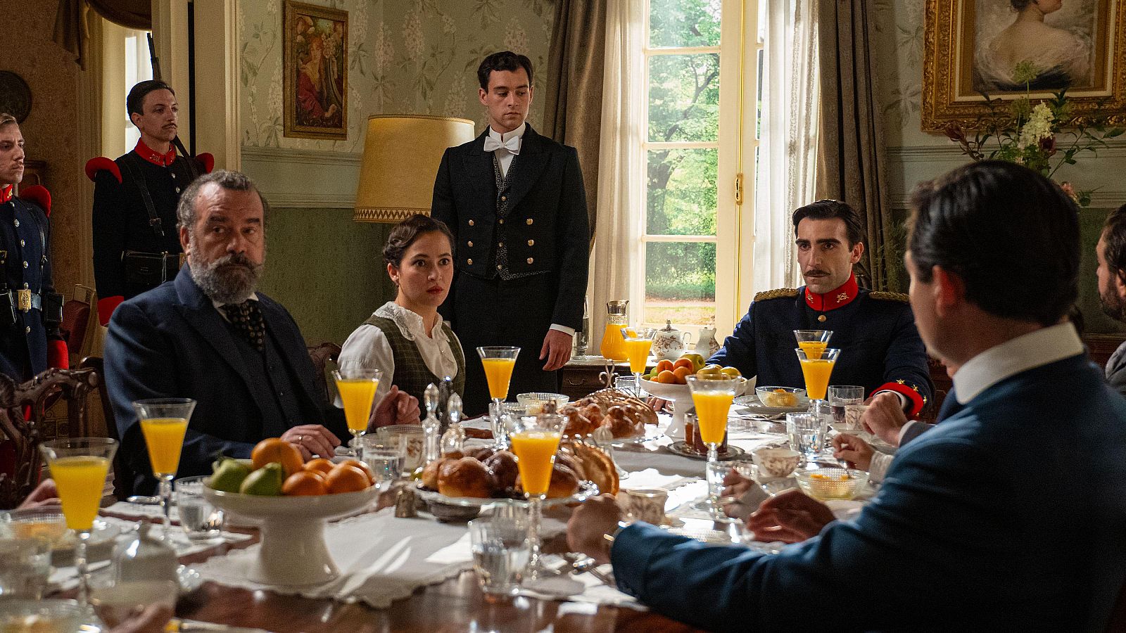 La Promesa: Los militares irrumpen para detener a Lorenzo - La promesa | Ver