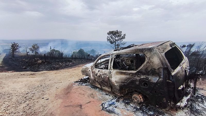 "Cambió el viento y nos vimos rodeados por el fuego": el incendio de Maceda calcina el coche de la alcaldesa - Informativo 24h | Ver