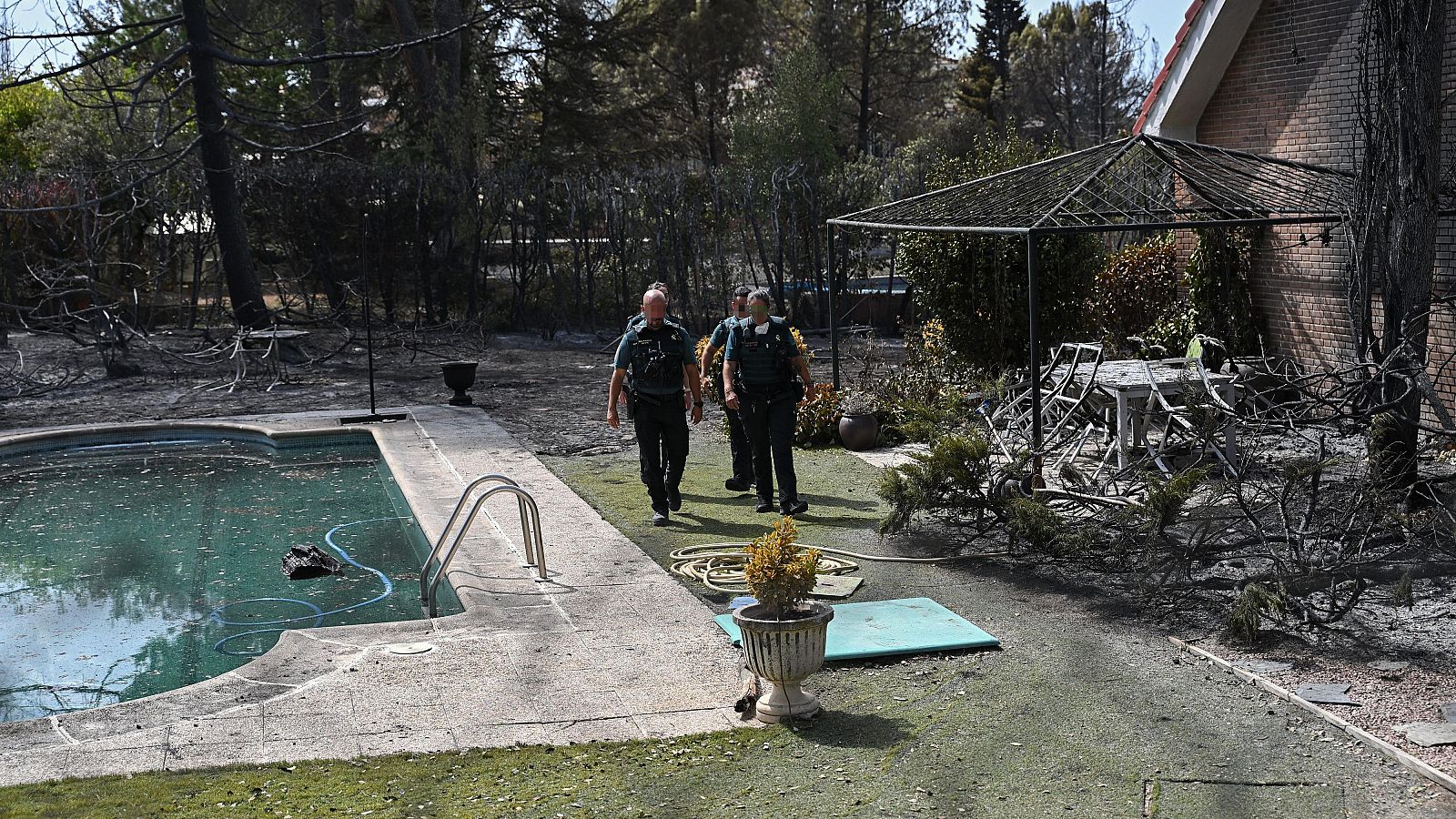 Los vecinos de la urbanización de Tres Cantos regresan a sus hogares - Telediario 1 | Ver