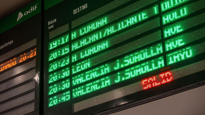 Telediario 2 - Renfe suspende la circulación ferroviaria entre Madrid y Galicia por los incendios en Ourense