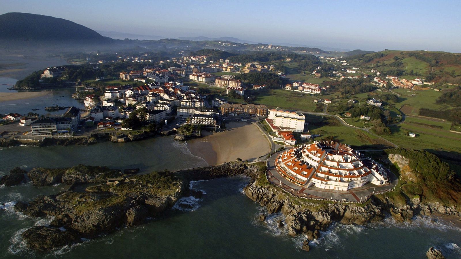 Noja, en Cantabria, desbordada por el turismo | Ver