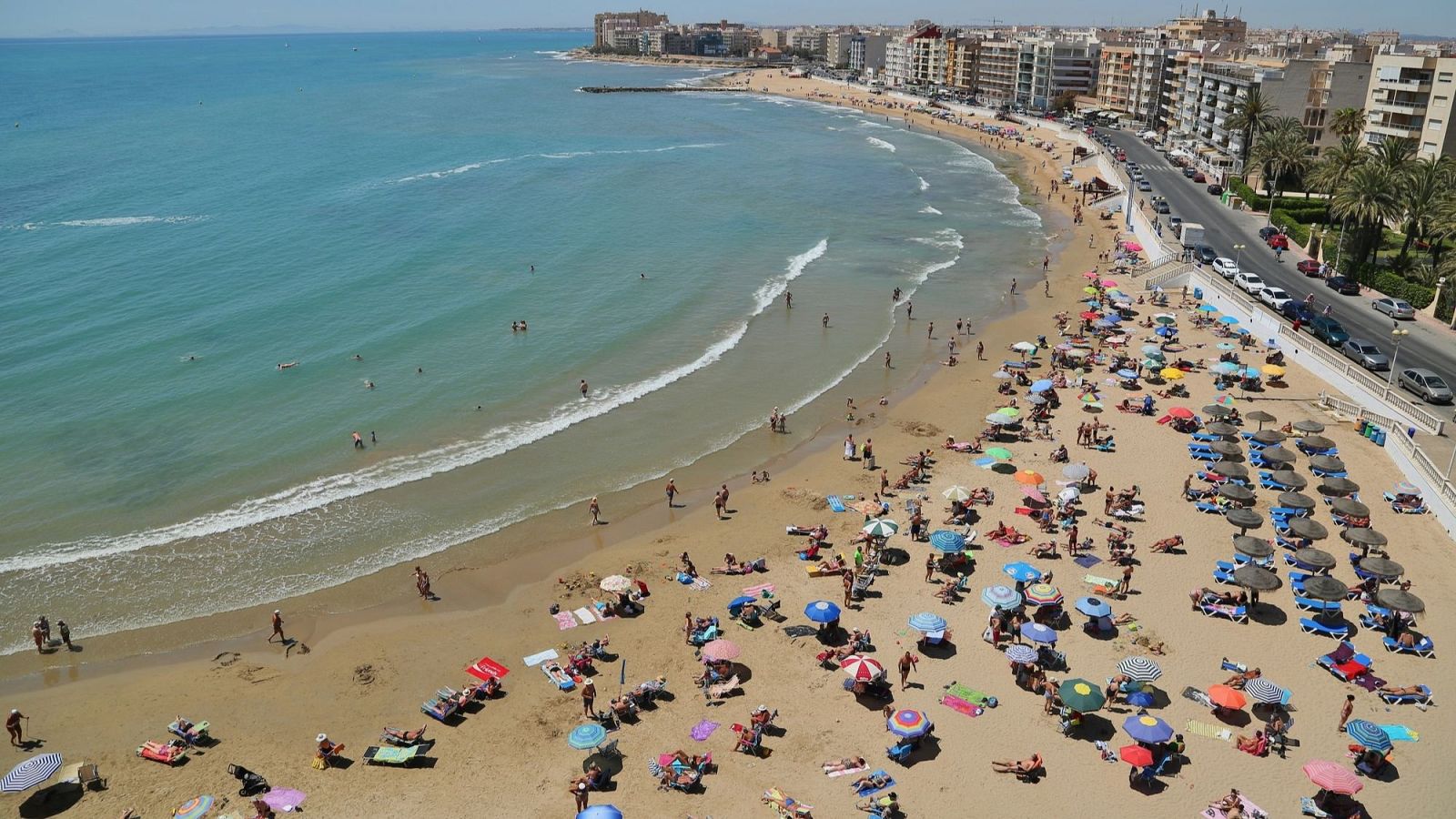 El turismo se resiente en agosto por el calor y los precios - Telediario 1 | Ver