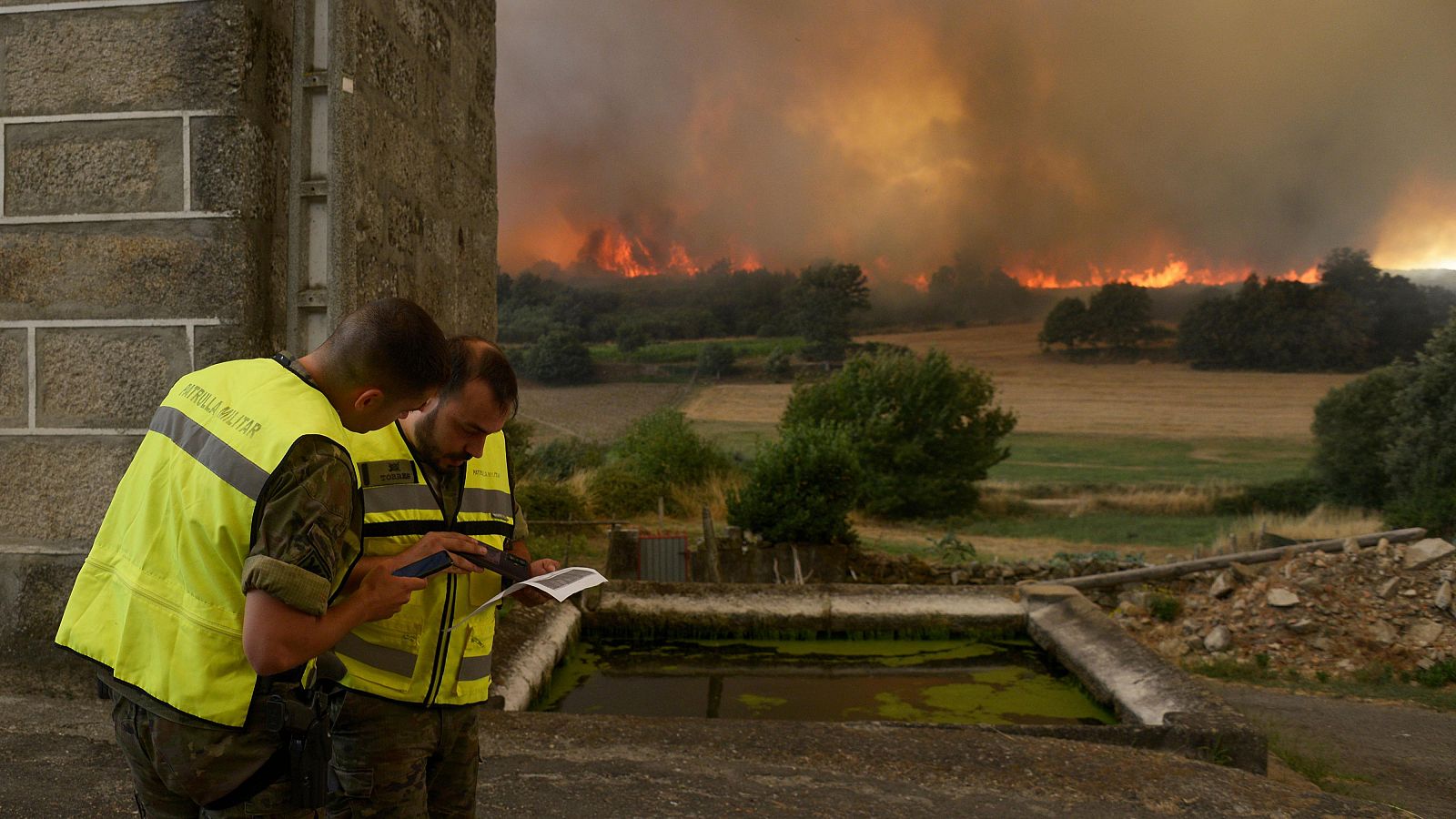 Lucha sin tregua contra los incendios en Galicia - Telediario 2 | Ver