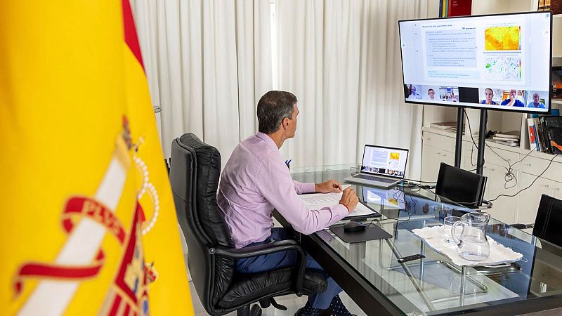 Sánchez visitará los incendios en Ourense y León y el PP pide más recursos | Ver