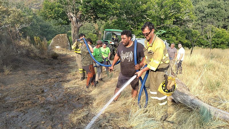 Vecinos afectados por los incendios colaboran para evitar nuevos focos | Ver