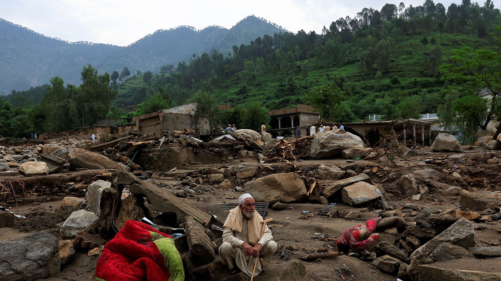 Más de 350 muertos durante las inundaciones por el monzón en Pakistán - El mundo en 24 horas | Ver