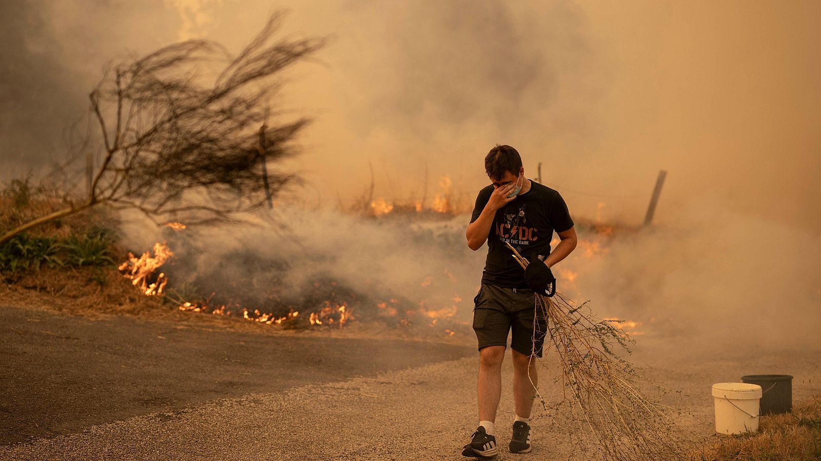 Una vecina de Valdeleón sobre el incendio que amenaza a su pueblo: “Necesitamos protección por lo menos para los vecinos” - La hora de La 1 | Ver