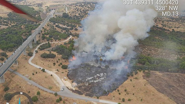 Telediario 2 - Un incendio en Colmenar Viejo, Madrid, obliga a desalojar casas y construcciones aisladas