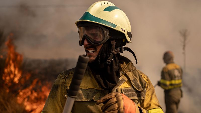El viento vuelve a complicar la extinción en Castilla y León | Ver