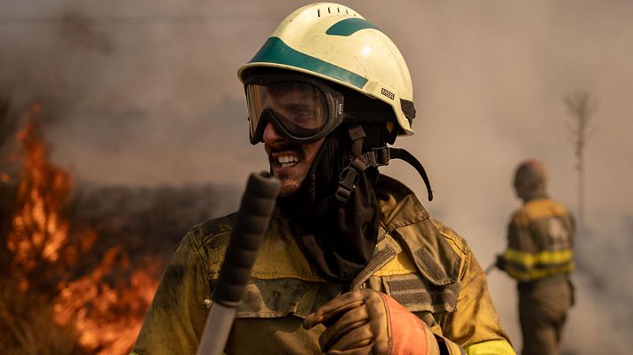 Telediario 2 - El viento vuelve a complicar la extinción de los incendios en Castilla y León