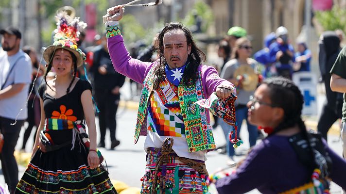 Telediario 2 - Sofía, la mapuche chilena que cuenta sus costumbres en redes sociales
