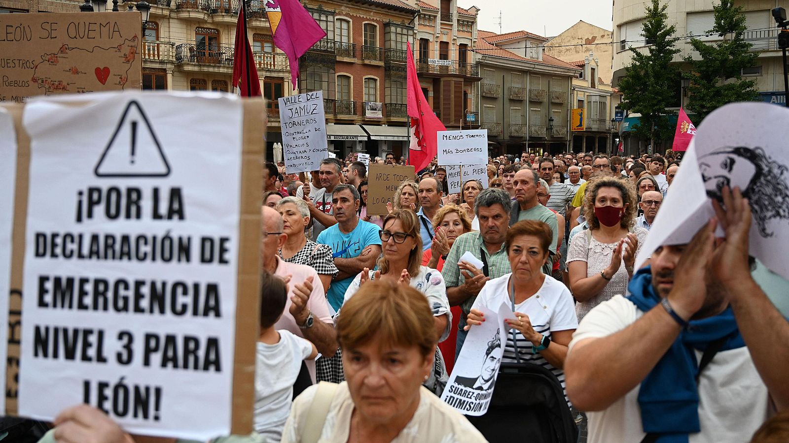 Cientos de personas protestan en La Bañeza contra la gestión de los incendios