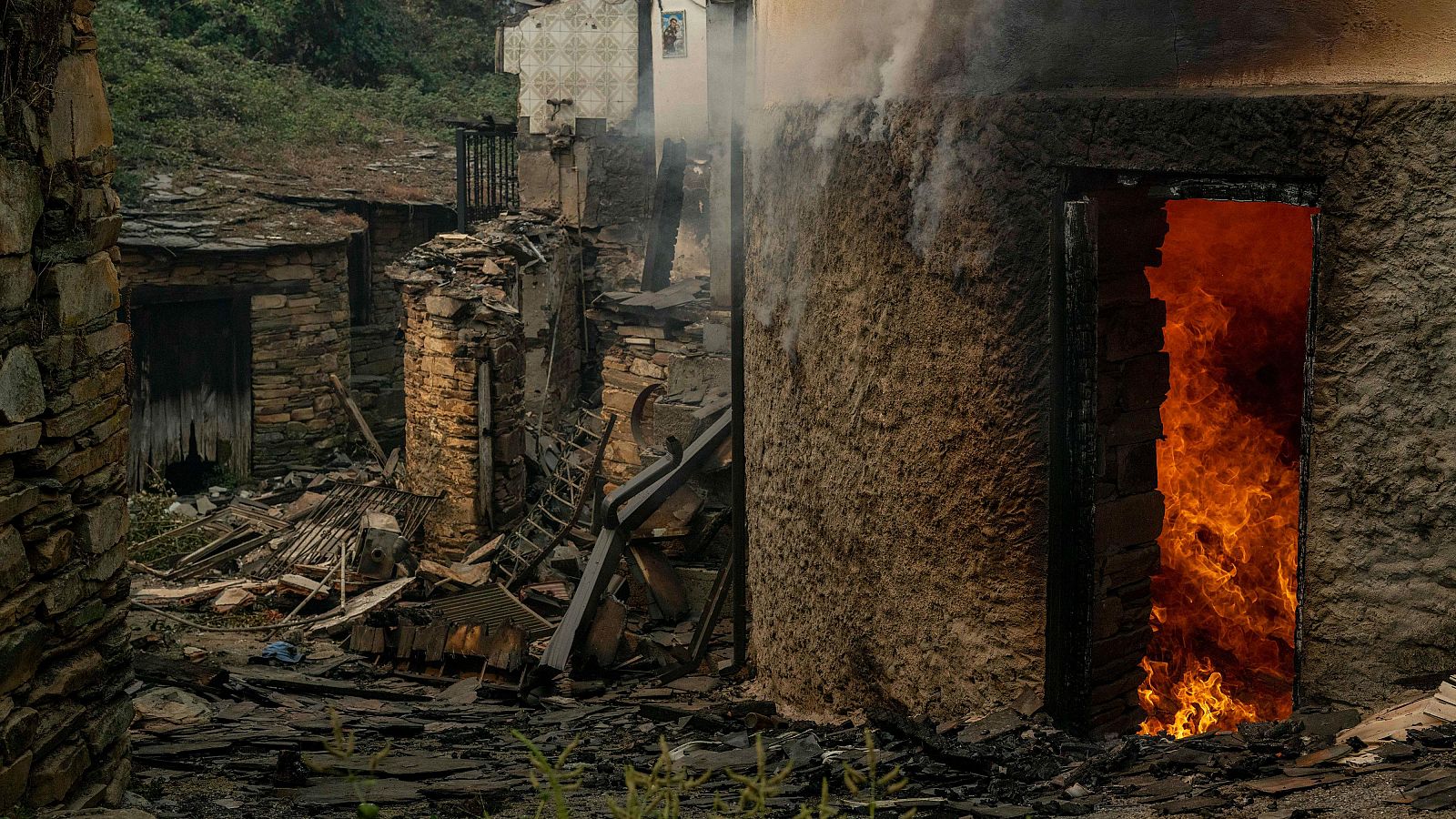 Fátima Pego, voluntaria en Galicia contra el fuego: "Cuando ves que tu tierra arde se te remueve algo dentro que necesitas ayudar" | Ver