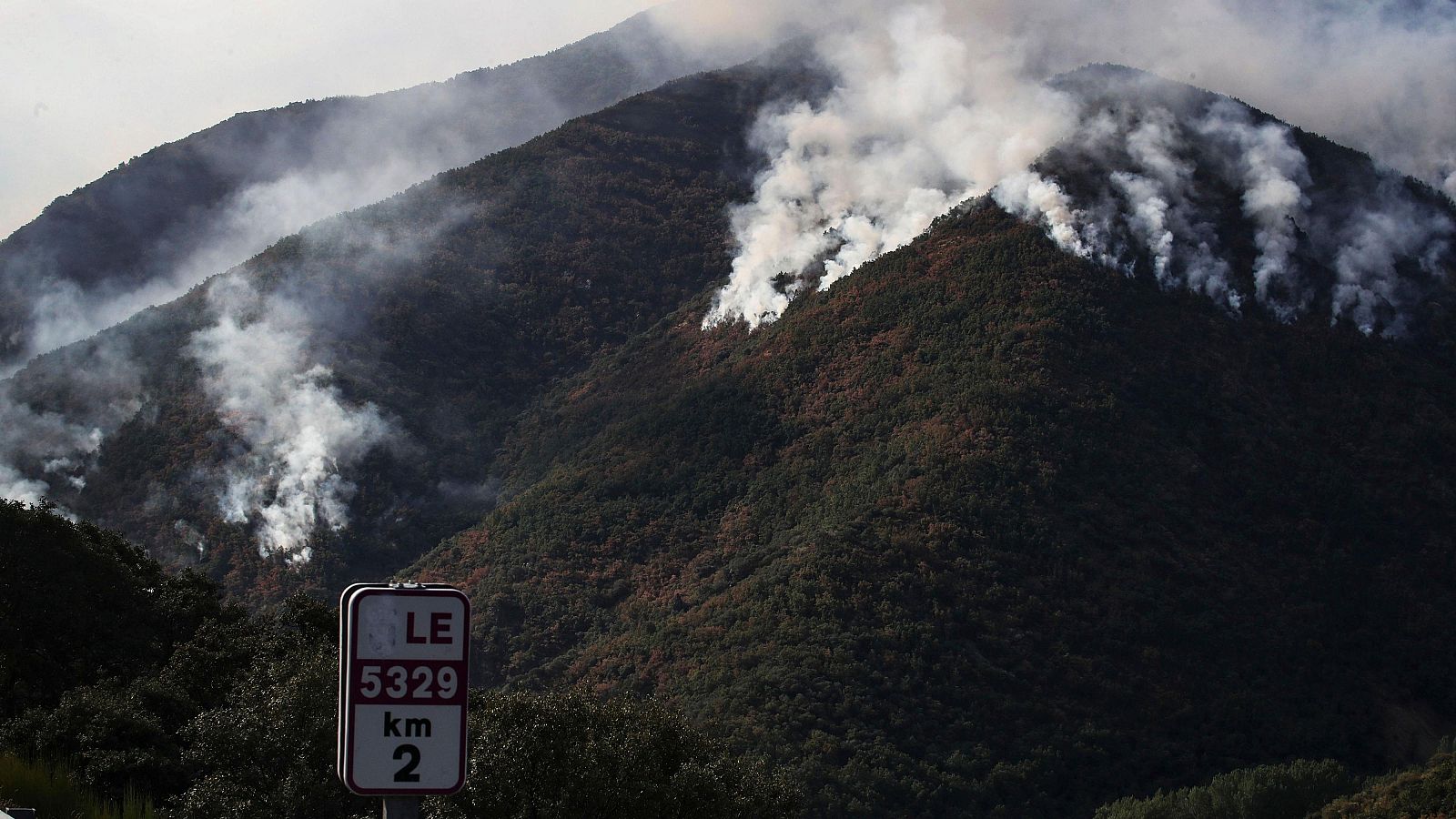 5.000 efectivos combaten las llamas en los montes de Castilla y León - Telediario 1 | Ver