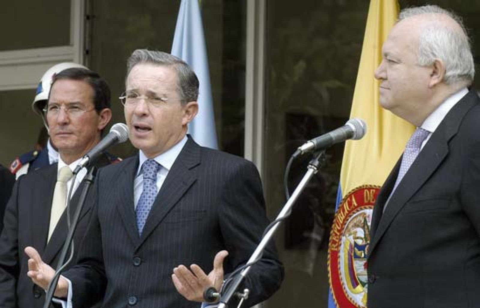 Moratinos junto a Uribe, tras la reunión mantenida en Cali.