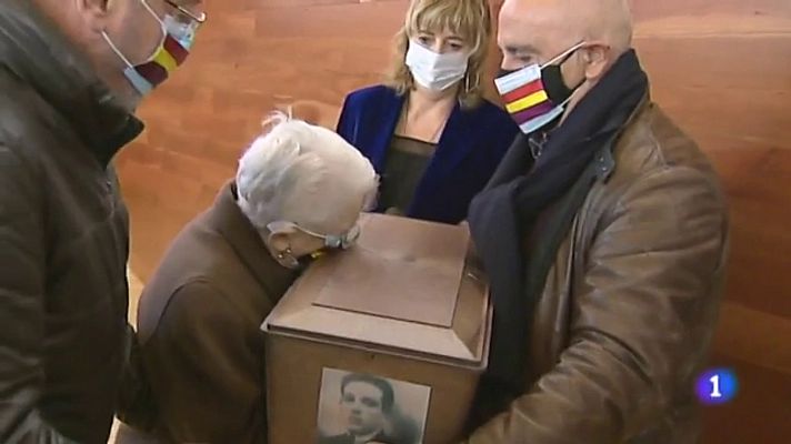 Telenavarra - Entrega de restos de la fosa de Otsoportillo (Olazti, Navarra)