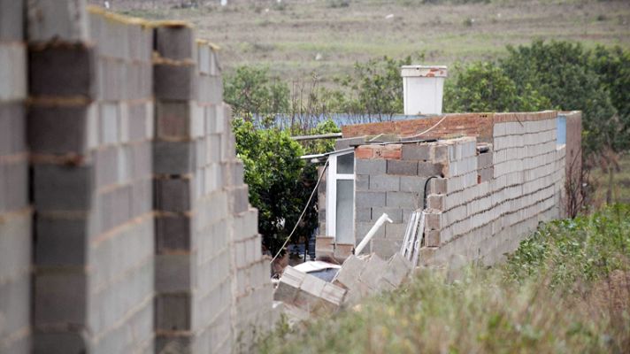 Telediario 1 - Mueren dos hombres en Cartagena al caerles encima un muro por culpa del viento