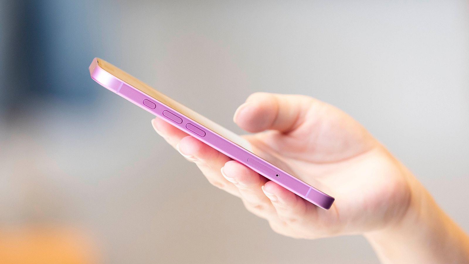 El calor intenso también afecta al teléfono móvil: la vida útil de la batería puede disminuir - Telediario Fin de Semana | Ver