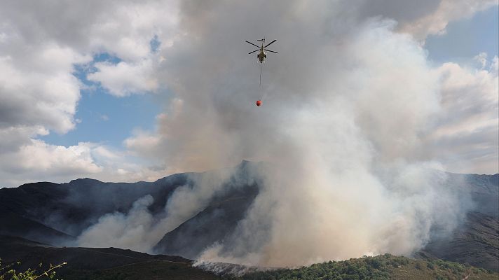 La situación mejora en Galicia: estabilizado el incendio de Larouco, pero se mantiene la alerta - Telediario Fin de Semana | Ver
