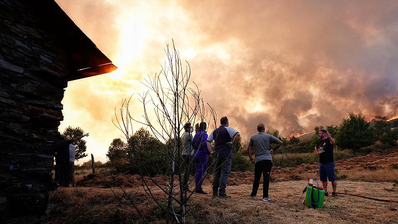 El incendio de Porto obliga a evacuar La Baña, en León - Telediario Fin de Semana | Ver