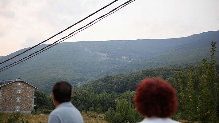 El viento complica la extinción del incendio en Porto | Ver