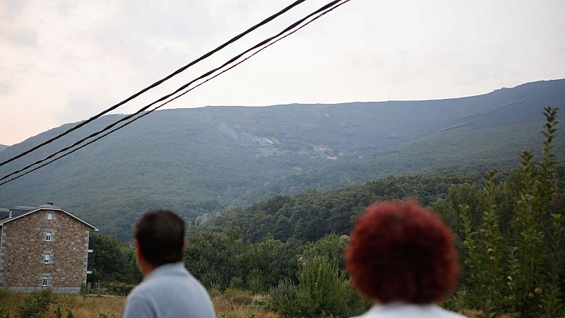 El viento complica la extinción del incendio en Porto | Ver