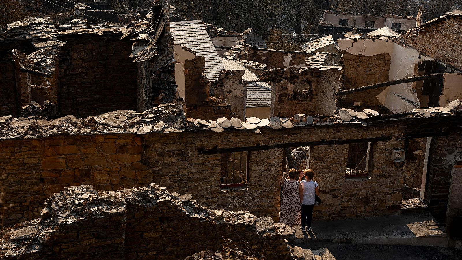 El fuego sigue amenazando Ourense: los vecinos de Casaio ven cómo el fuego se acerca a su pueblo - Telediario Fin de Semana | Ver