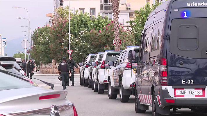 L'Informatiu - Almenys un detingut en un macrooperatiu policial contra la venda ambulant a Roses