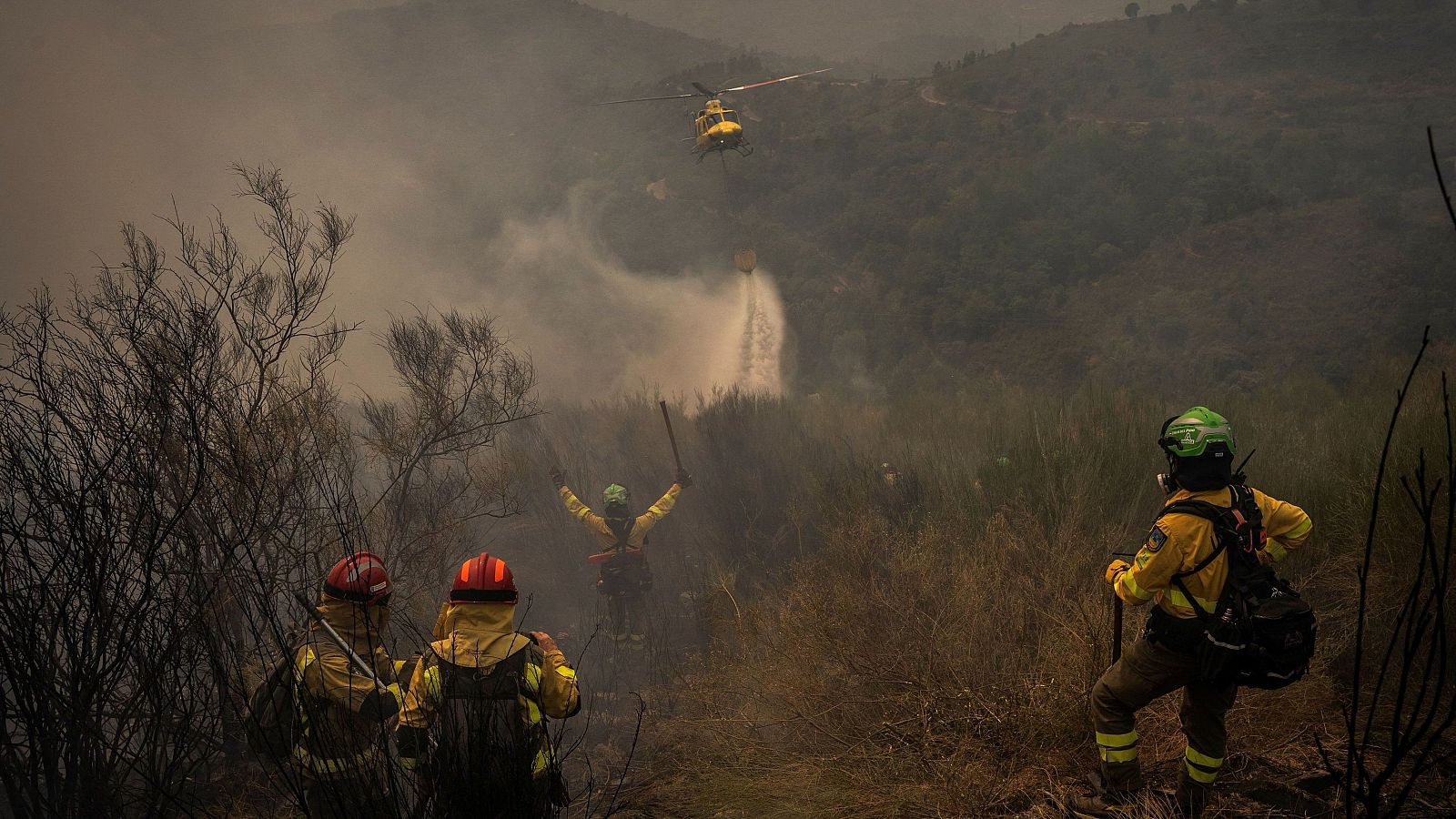 Mejora la situación en Galicia, donde quedan tres incendios activos - Telediario 1 | Ver