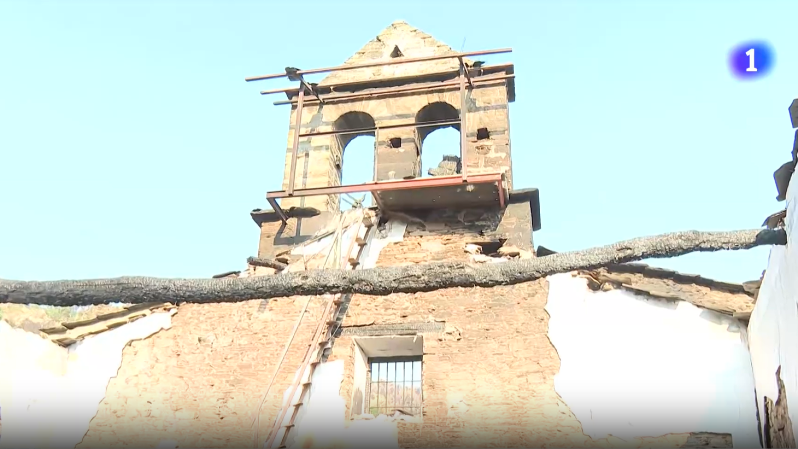 La Iglesia de Fervenza, en Ourense, queda calcinada por el fuego - Telediario 1 | Ver