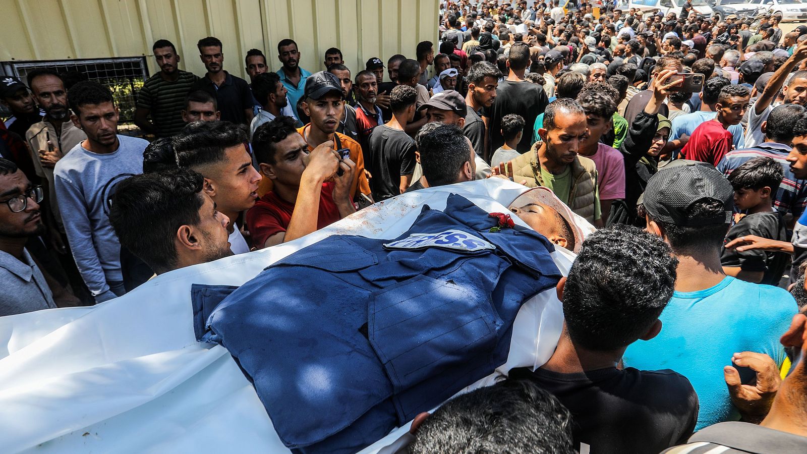 Israel ataca el Hospital Nasser, al sur de Gaza, y mata a cinco periodistas | Ver