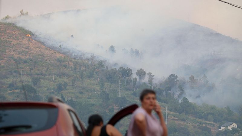 Activada la situación 2 en A Pobra do Brollón por un incendio forestal - Telediario 2 | Ver
