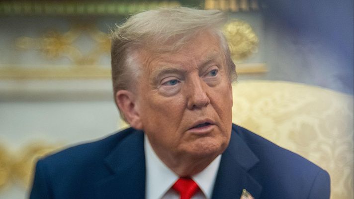 Telediario 2 - La guerra comercial dispara el déficit de EE.UU. y revela las fallas en la estrategia arancelaria de Trump