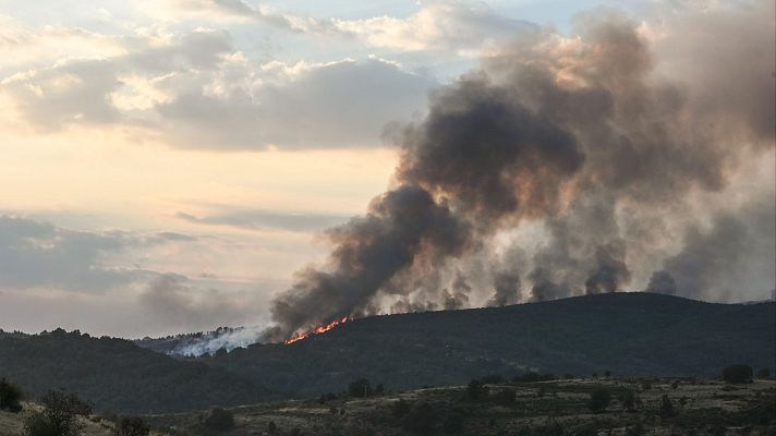 Telediario 2 - Las llamas siguen avanzando en Zamora y León, con varias poblaciones desalojadas
