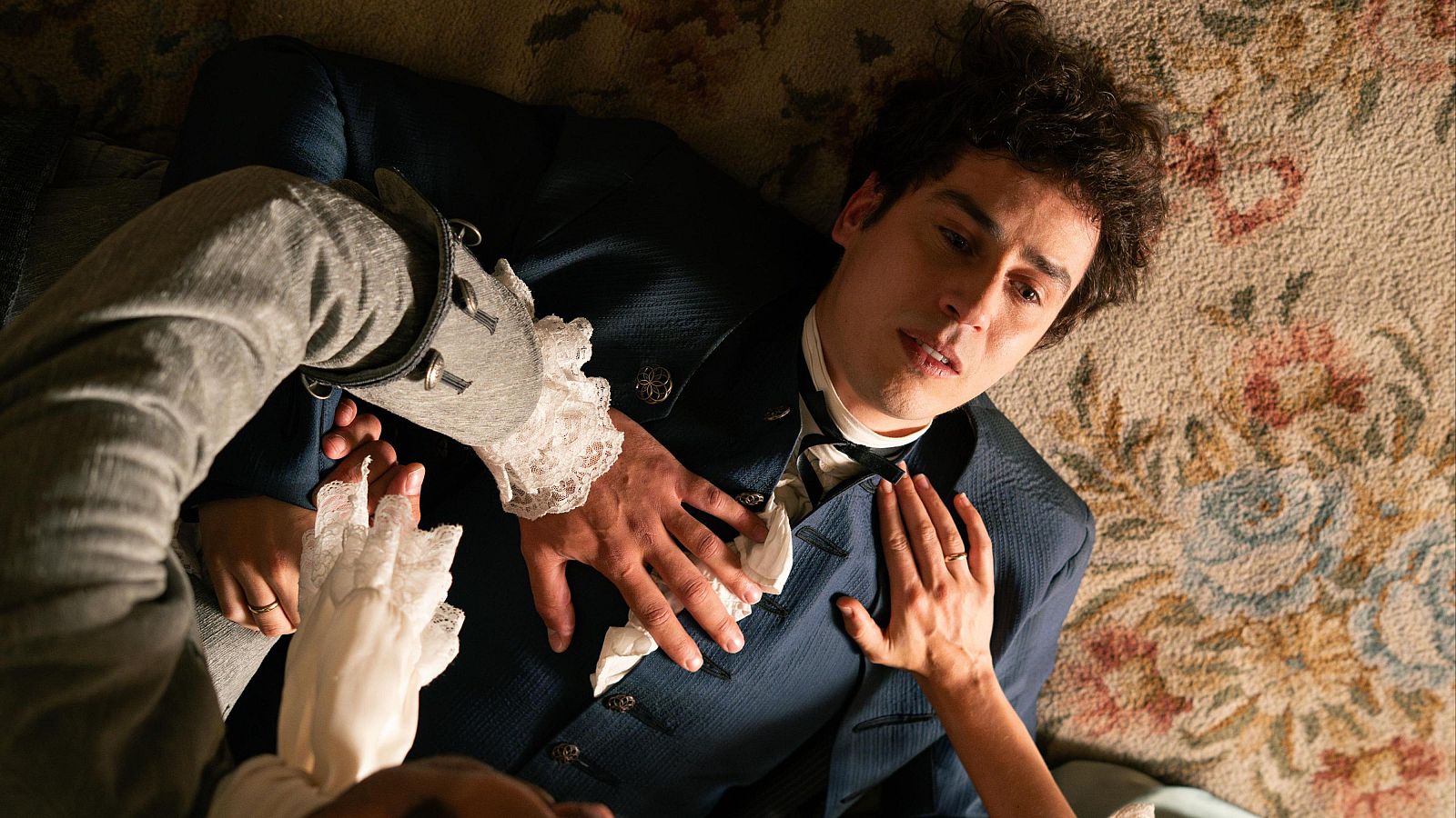 Julio bebe de la copa envenenada