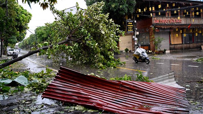 Telediario 1 - El tifón Kajiki azota Vietnam con vientos de 120 km por hora