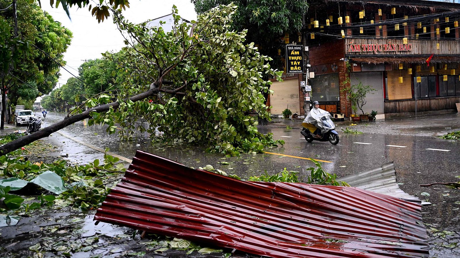 El tifón Kajiki azota Vietnam con vientos de 120 km por hora