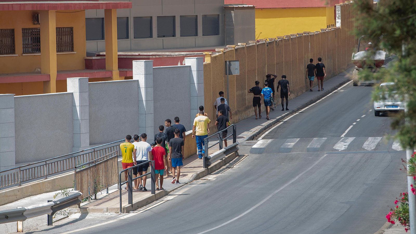 Enfrentamiento político por la acogida obligatoria de menores migrantes desde Canarias - Telediario 1 | Ver