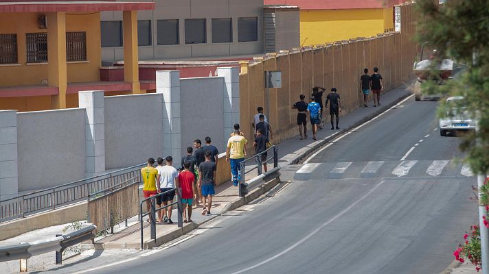 Telediario 1 - Enfrentamiento político por la acogida obligatoria de menores migrantes desde Canarias