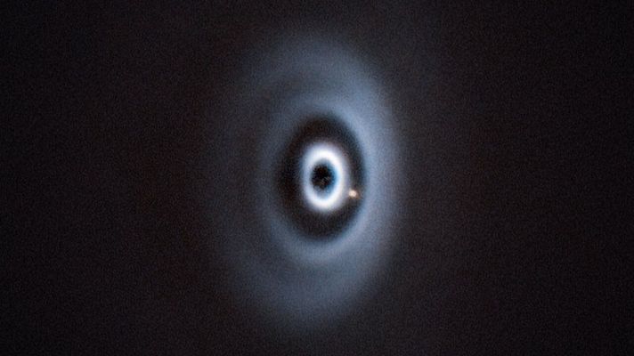 Telediario 2 - El Observatorio Europeo Austral obtiene la primera imagen de un planeta joven nacido hace cinco millones de años
