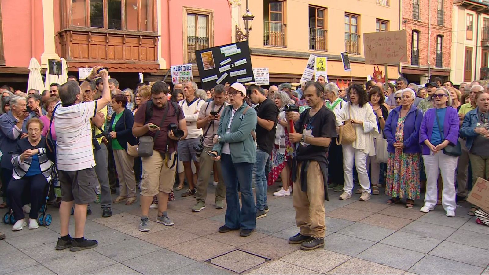 Cientos de vecinos piden la dimisión de Mañueco en Cervera de Pisuerga | Ver
