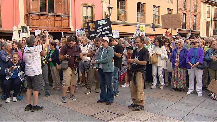 Telediario 2 - Cientos de vecinos piden la dimisión de Mañueco en Cervera de Pisuerga, Palencia
