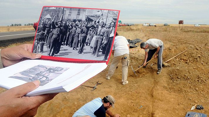 Telediario 2 - Trabajos en la fosa de 'Los Bañezanos' en Izagre (León)
