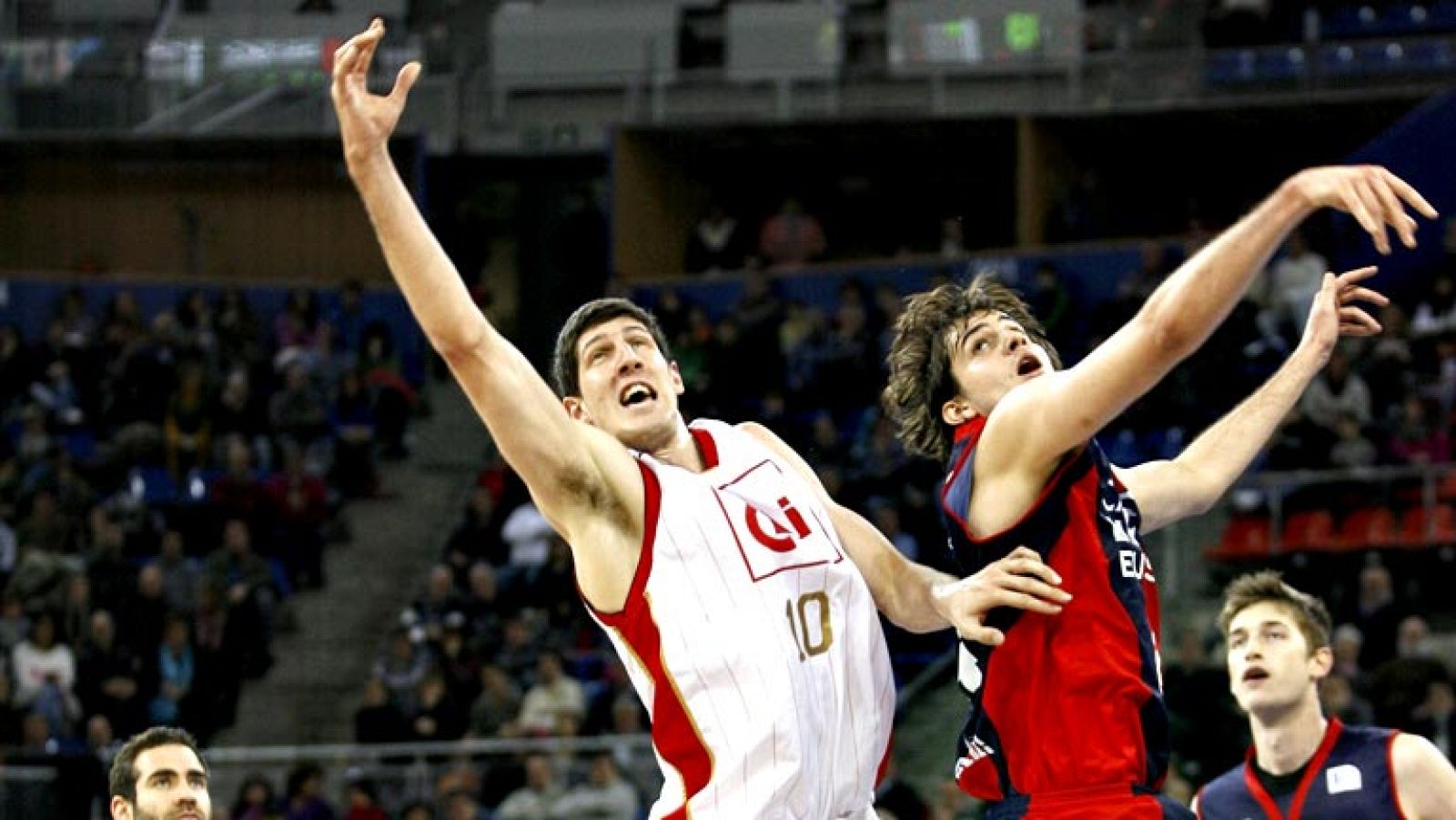 Con un parcial de 6-0 en los últimos segundos, el Caja Laboral remontó al CAI Zaragoza, para sumar su décimo triunfo consecutivo en la Liga Endesa.