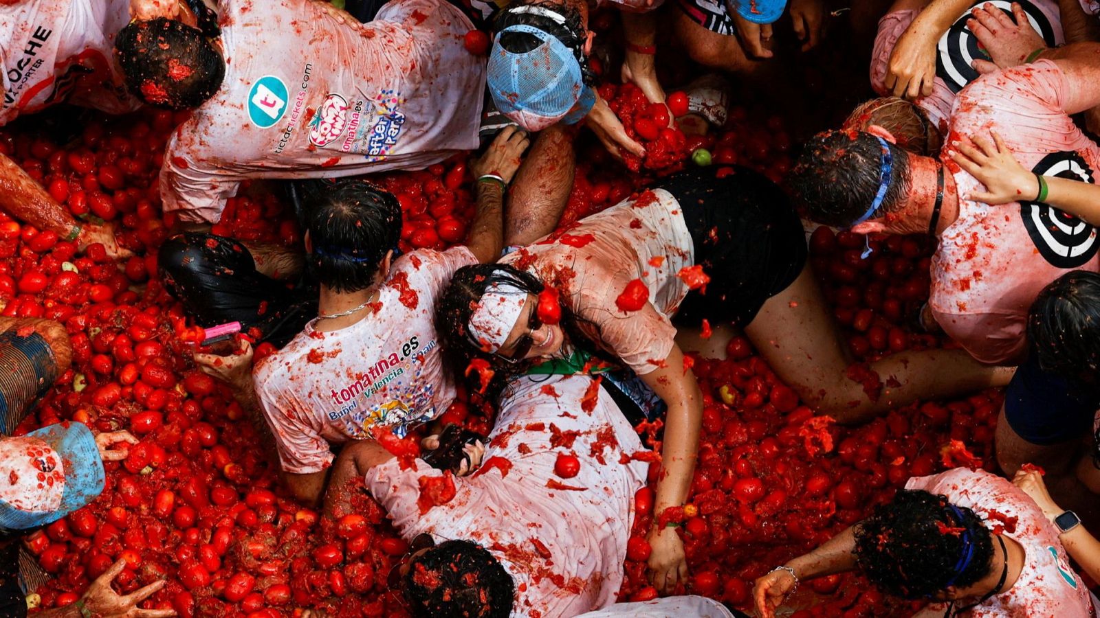 Buñol se tiñe de rojo un año más con su tradicional Tomatina - Informativo 24h | Ver