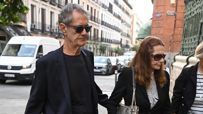 Telediario 1 - Miles de personas visitan la capilla ardiente de Manuel de la Calva