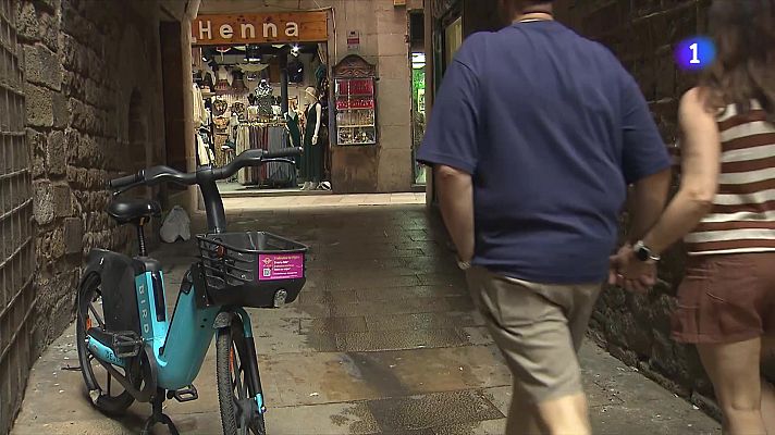 L'Informatiu - Les bicicletes mal aparcades, obstacles per als veïns de Barcelona