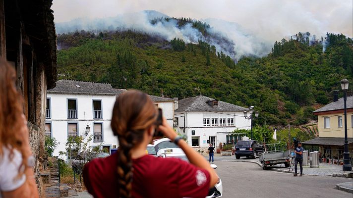 Telediario 2 - Los bomberos consiguen perimetrar el incendio en Ibias, Asturias, pero se mantienen los desalojos de los vecinos