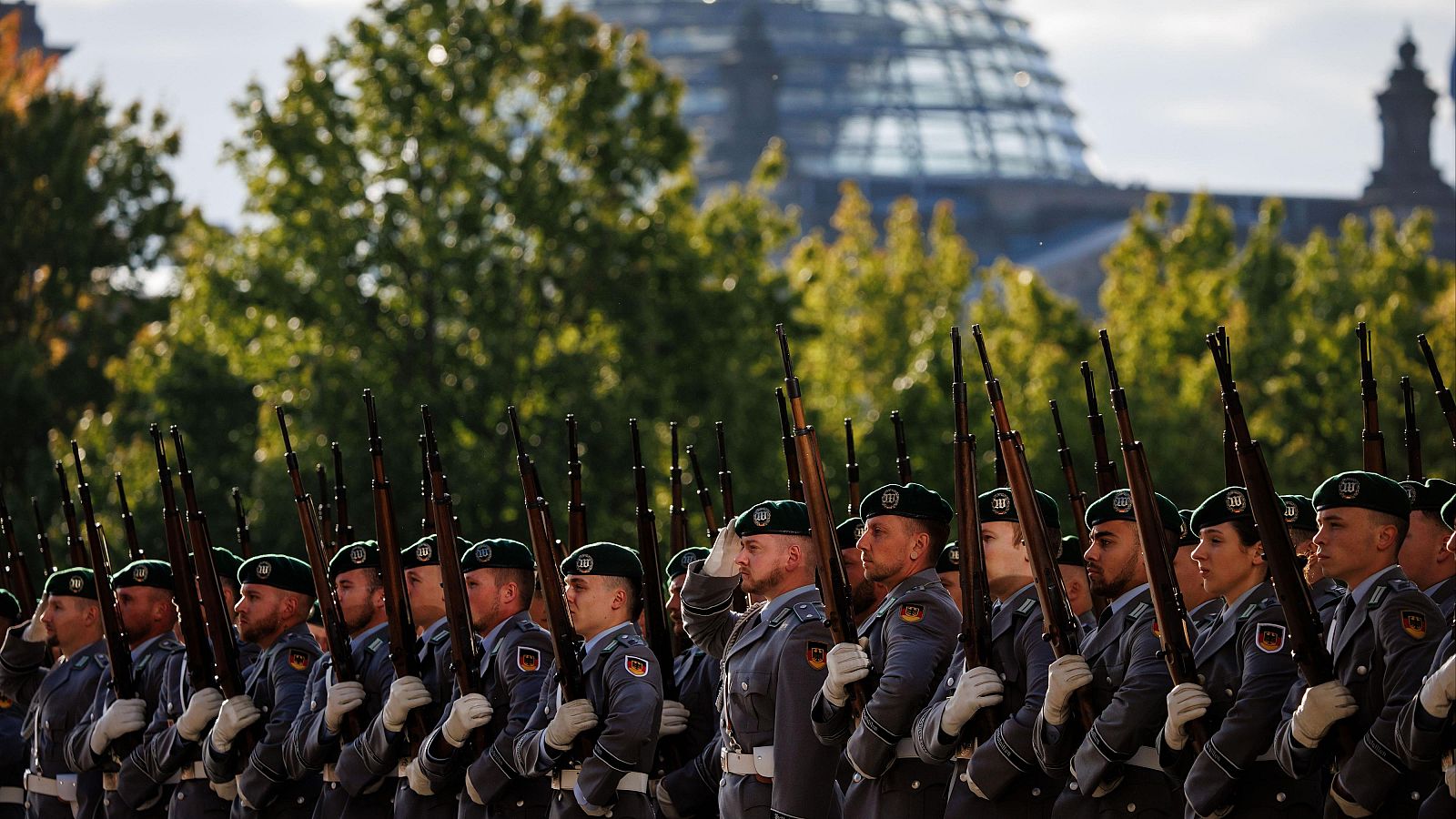 Alemania gira hacia el rearme militar | Ver