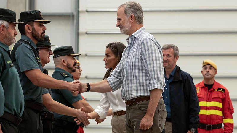 Felipe VI agradece en Galicia la "labor abnegada" de los equipos de extinción de incendios - Telediario 1 | Ver